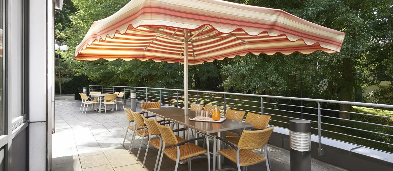 Nutzen Sie die Restaurant-Terrasse bei schönem Wetter.